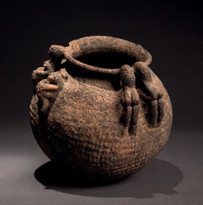 null Dogon, Mali. Rare et importante poterie portant quatre représentations féminines,...