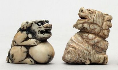 null Lot de deux NETSUKE représentant des Shishi, l'un en ivoire signé Mitsuharu,...