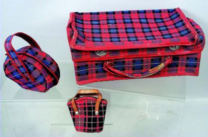 null «Valise» (1953-54) en toile écossaise avec galons de skaï rouge, double fermeture...