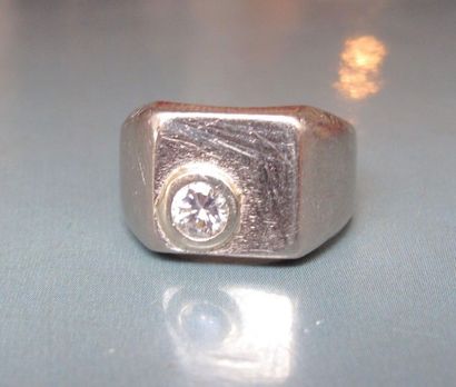 null Chevalière en or gris 750°/00 (hibou), sertie 'un diamant taille brillant. 4.40...