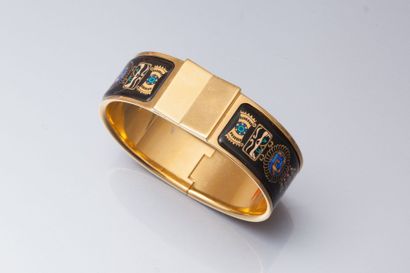 HERMES Bracelet rigide en métal dé orné d'émail à décor aztèque polychrome. Signé....