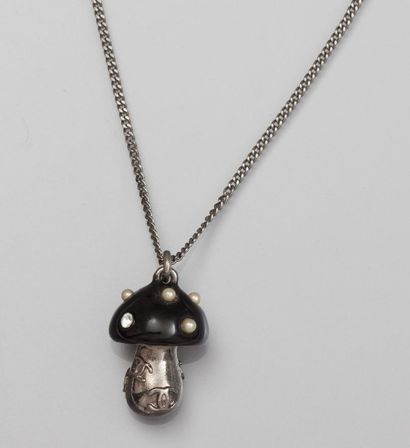CHANEL Breloque champignon émaillée noir ornée de perles fantaisie et strass signée,...
