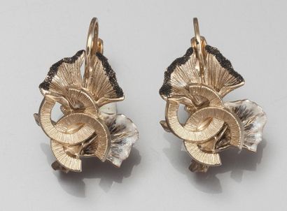 CHANEL Paire de boucles d'oreilles orchidées en métal doré émaillé, signées
