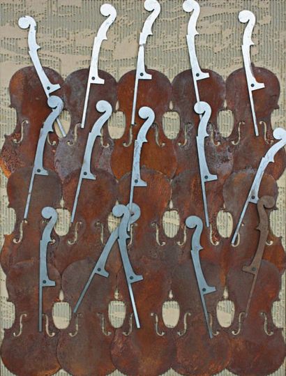 ARMAN (1928-2005) Accumulation de 15 violons en fer découpé sur base de carton ondulé...