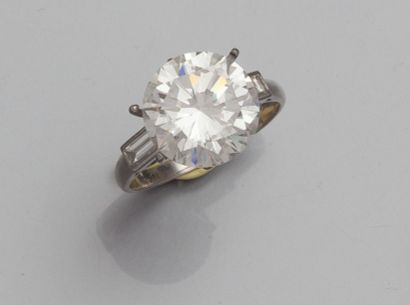 null Bague en platine (tête de chien), sertie d 'un diamant taille brillant de 5.09...