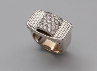 POIRAY Bague chevalière en or gris 750°/00, pavée de diamants taille brillant. Signée...