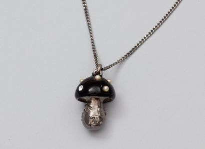 CHANEL Breloque champignon émaillée noir ornée de perles fantaisie et strass signée,...