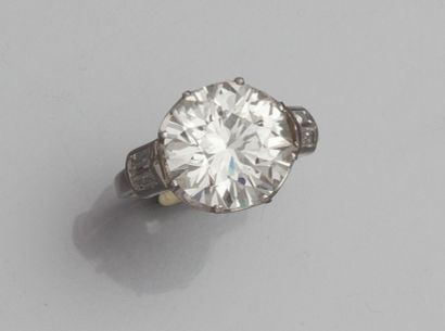  Bague en platine (tête de chien), sertie d'un diamant taille ancienne de 5.08 carat,...