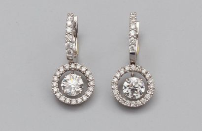  Paire de boucles d'oreilles en or gris 750°/00 (hibou) serties chacune d'un diamant...