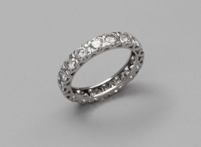  Alliance en or gris 750°/00 (hibou) sertie de diamants taille brillant. 3.60 g....