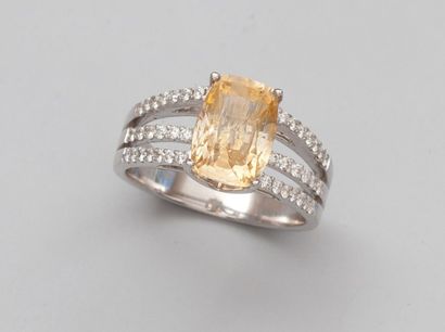 null Bague en or gris 750°/00, centrée d'un saphir jaune coussin de Ceylan de 4.11...