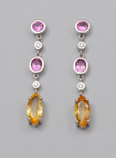 null Paire de boucles d'oreilles en or gris 750°/00, serties de diamants taille brillant,...