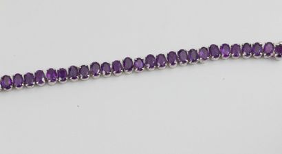 null Bracelet en argent (925) serti d'améthystes ovales à facettes. 16 g. L: 18.5...