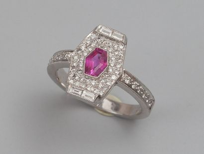 null Bague en or gris 750°/00, centrée d'un saphir rose à pans entourage de diamants...