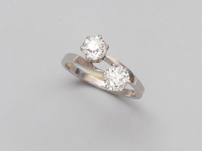 null Bague croisée en or gris 750°/00 (hibou) sertie de deux diamants taille ancienne....