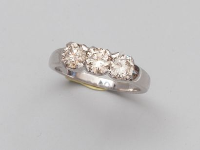  Bague en or gris 750°/00 (hibou) sertie de trois diamants taille brillant en ligne....