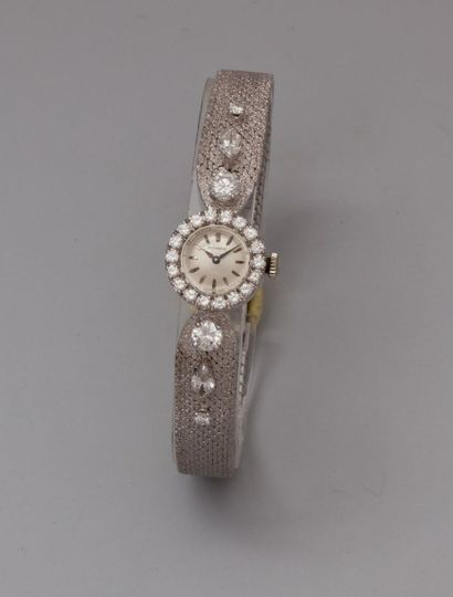 MOVADO Montre bracelet de dame en or gris 750°/00 (hibou) boîtier rond serti d'un...