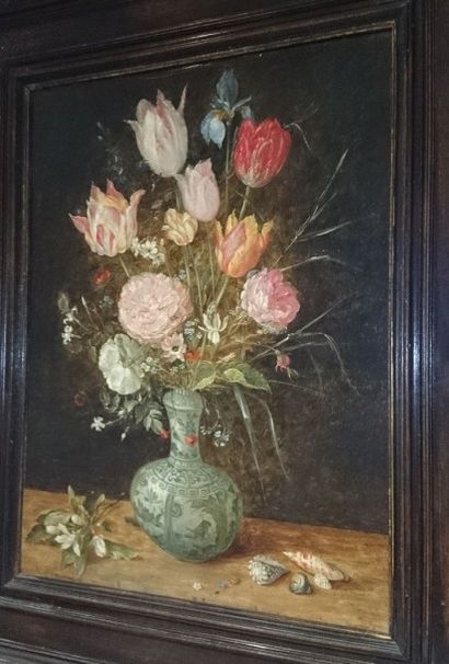 Ecole française dans le goût du XVIIe siècle Bouquet de fleurs dans un vase sur un...
