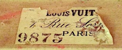 null Belle et rare malle d'enfant ancienne de marque Louis VUITTON en bois recouverte...