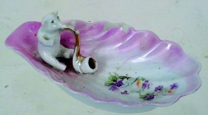  Charmante coupelle en porcelaine avec petit ours jouant du saxo en porcelaine polychrome....