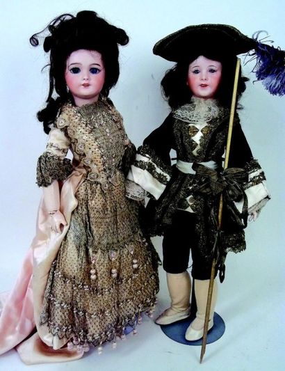 null Superbe couple de poupées habillées en Aristocrates du XVIIIème siècle, comprenant:...