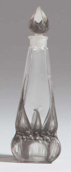 Isabey Le Lys Noir - (1924) Flacon en verre incolore pressé moulé de section rectangulaire...