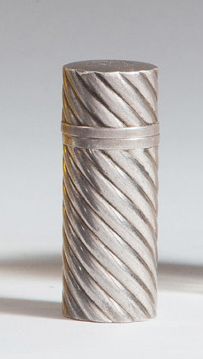 Lanvin parfums - (1946) Flacon de sac cylindrique en verre gainé de métal argenté...