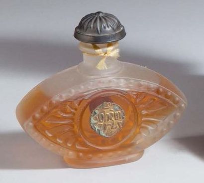 Arly La Bohême - (1915) Flacon en verre incolore pressé moulé dépoli satiné de section...
