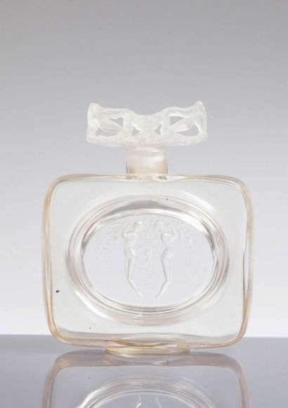 RENE LALIQUE (1860-1945) Méplat à 2 Figurines - (1912) Elégant flacon en verre incolore...