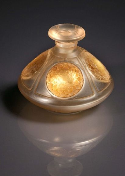 RENE LALIQUE (1860-1945) Quatre Soleils - (1913) Somptueux flacon en verre incolore...