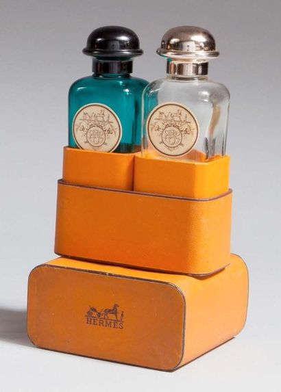 Hermès - (années 1960) Coffret de voyage en carton gainé de papier mandarine titré...