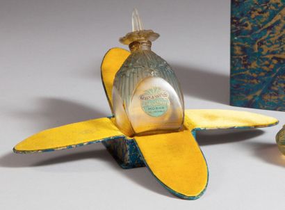MOEHR Lotus Bleu - (années 1920) Présenté dans son coffret cubique en carton gainé...