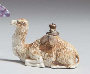 Travail Français - (années 1920) Amusant flacon en biscuit émaillé figurant un chameau,...