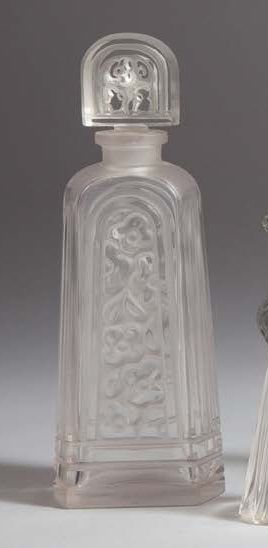 Travail des Cristalleries de Bohême - (années 1920) Flacon à parfum en cristal massif...