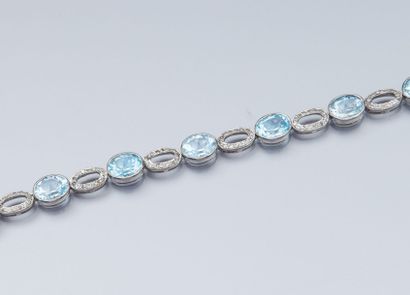 null Bracelet en argent patiné 925 (Minerve) sertis de topazes bleues ovales à facettes,...