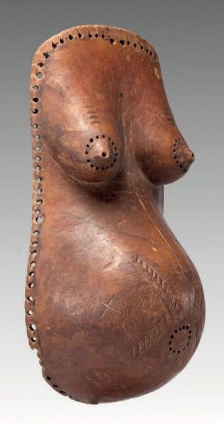 null Makondé, Mozambique. Masque ventral évoquant le ventre d'une femme enceinte....