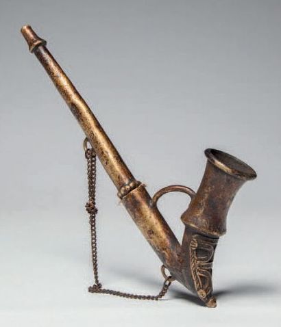 null Bamiléké, Cameroun. Pipe en bronze à fourneau évasé relié au tuyau par une chaine...