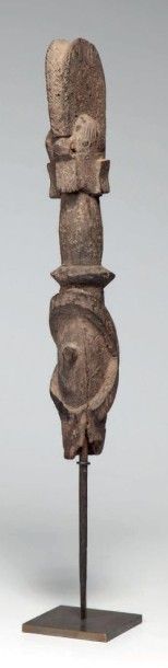 null Wurkum, Nigéria. Archaïque piquet votif en bois lourd à épaisse patine croûteuse....