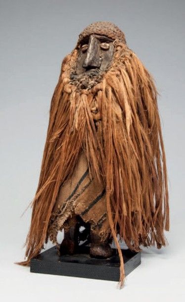null Bobo, Burkina. Statue en bois très patiné, habillée d'un costume de coton tissé...