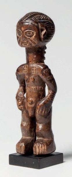 null Ewé, Togo. Statuette masculine portant de nombreuses scarifications sur le corps...