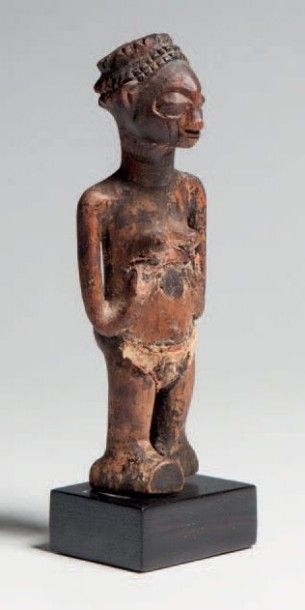 null Bwendé, Congo. Statuette féminine, bras repliés rejoignant la poitrine. L'abdomen...