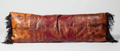 Touareg, Mali. Quatre coussins, oreillers en cuir de forme rectangulaire à décors...