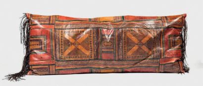  Touareg, Mali. Quatre coussins, oreillers en cuir de forme rectangulaire à décors...