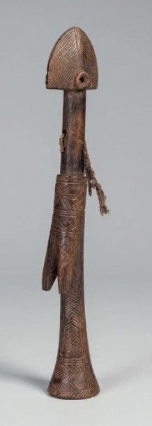 null Mossi, Burkina Faso. Poupée longiligne à décor gravé.
Haut.: 34,5 cm