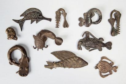 null Lot de huit poids Akan en bronze représentant des poissons et de deux pendentifs...