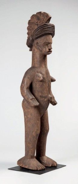 null Ibo, Nigéria. Statue féminine représentant une divinité tutélaire dans l'attitude...