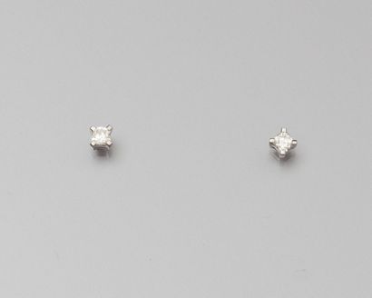 null Paire de clous en or gris 750°/00 serties chacun d'un diamant radiant. 1 g