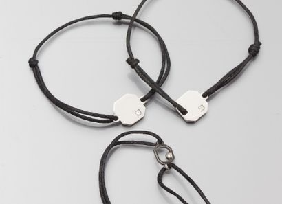 null Lot de trois bracelets cordons noirs, ornés de motifs en or gris 750°/00, sertis...