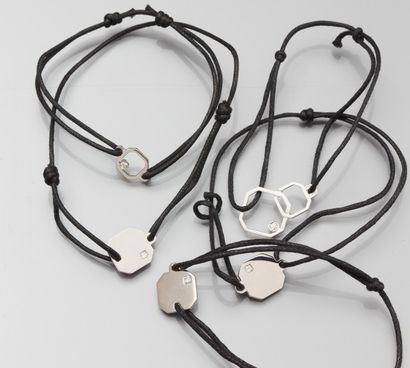 null Lot de trois quatre bracelets cordons noirs, ornés de motifs en or gris 750°/00,...