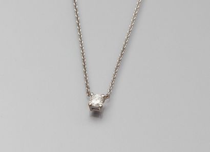 null Collier en or gris 750°/00,maille forçat, serti d'un diamant taille radiant...